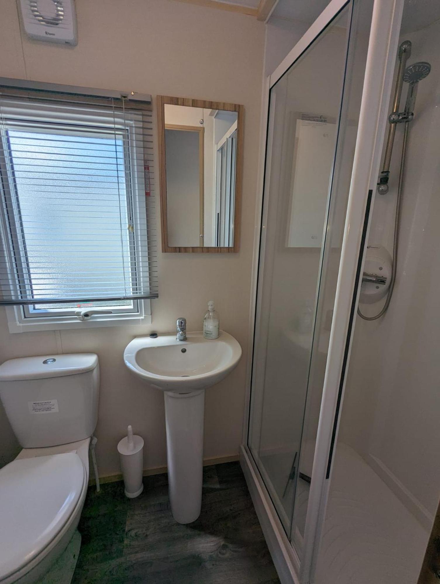 Lovely Bright Modern Caravan Swanage On Peaceful And Tranquil Holiday Park Esterno foto
